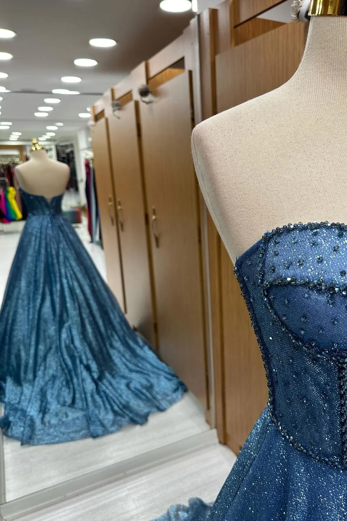 Leon | Robe longue de bal marine à perles et paillettes, décolleté en cœur, coupe évasée