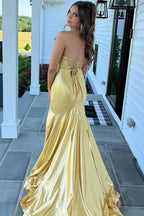 Leroy | Vestidos largos metálicos de gala amarillos con escote en V y abertura estilo sirena