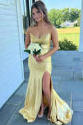 Leroy | Vestidos largos metálicos de gala amarillos con escote en V y abertura estilo sirena