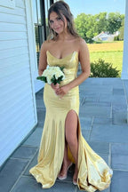 Leroy | Vestidos largos metálicos de gala amarillos con escote en V y abertura estilo sirena