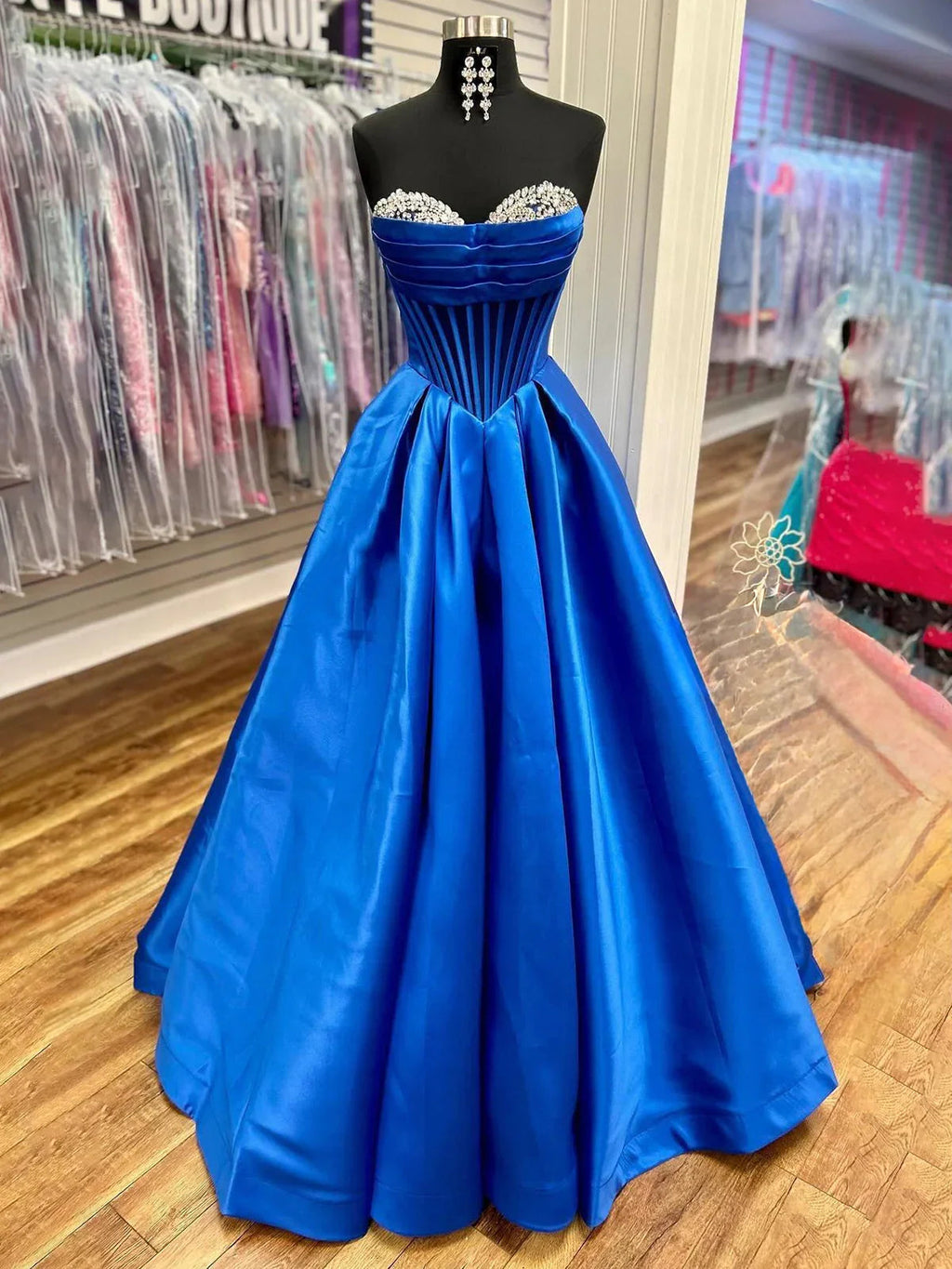 Liabelle | Vestido de fiesta azul real de satén con escote corazón y línea en A adornado con cuentas