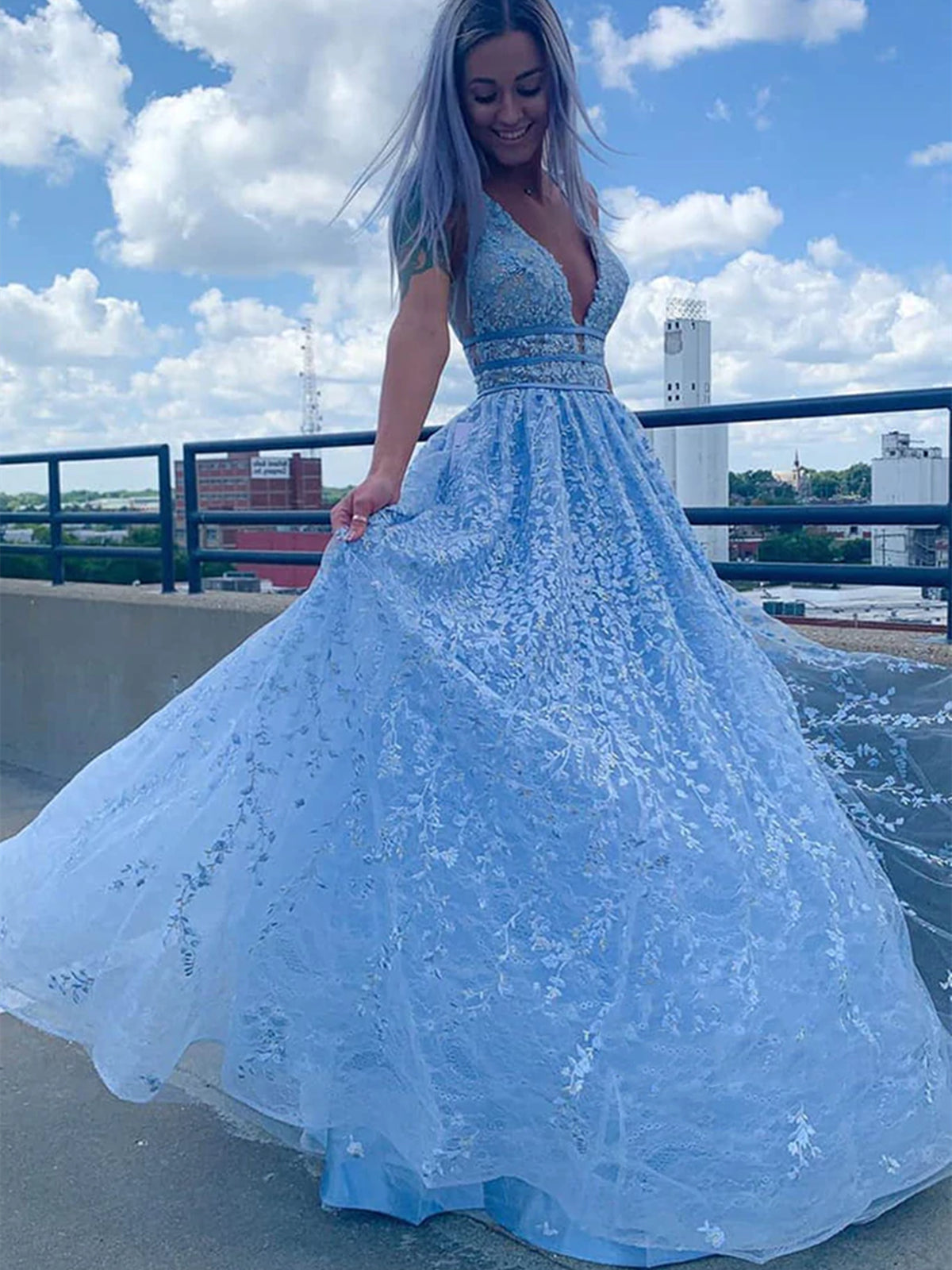 Vestido de baile azul claro comprido em linha A com decote profundo em V, tule e renda, com bolsos