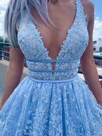 Vestido de baile azul claro comprido em linha A com decote profundo em V, tule e renda, com bolsos