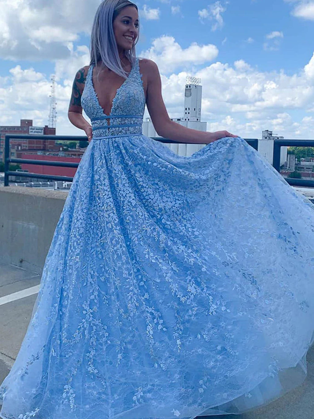 Vestido de baile azul claro comprido em linha A com decote profundo em V, tule e renda, com bolsos