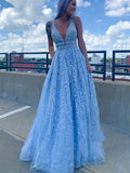 Vestido de baile azul claro comprido em linha A com decote profundo em V, tule e renda, com bolsos