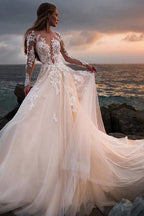 Vestido de novia playero de tul color marfil con mangas largas de encaje ilusión