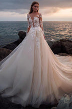 Vestido de novia playero de tul color marfil con mangas largas de encaje ilusión