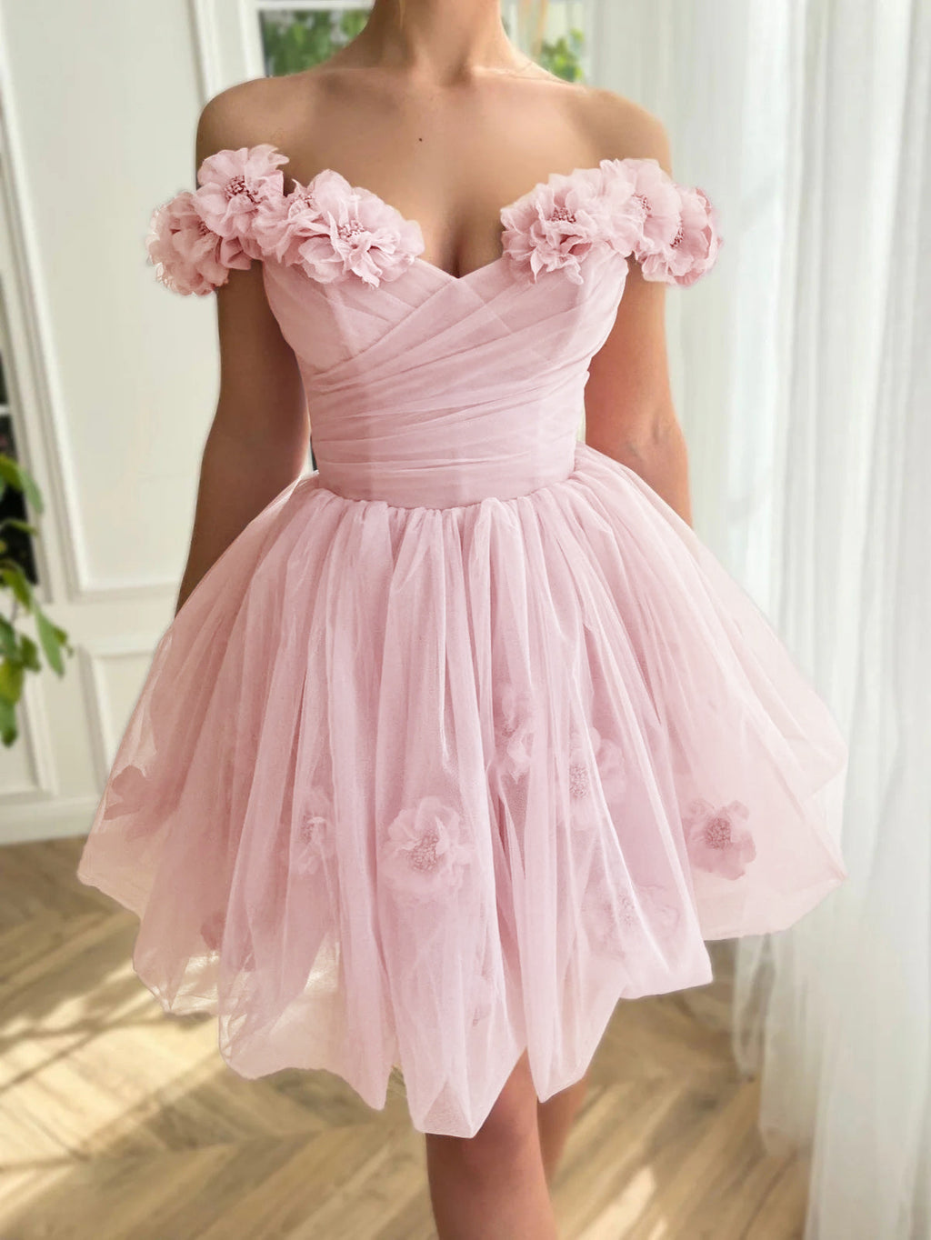 Vestido Curto de Tule para Festa de Regresso a Casa com Corpete Lilás Sem Alças