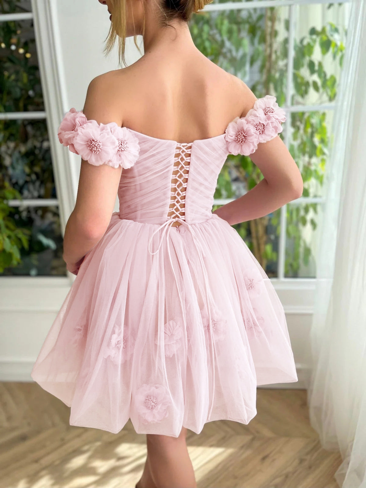 Vestido Curto de Tule para Festa de Regresso a Casa com Corpete Lilás Sem Alças