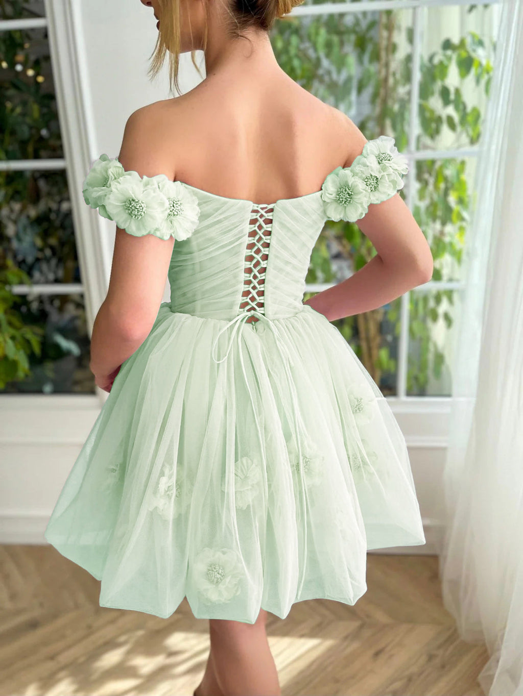 Vestido Curto de Tule para Festa de Regresso a Casa com Corpete Lilás Sem Alças