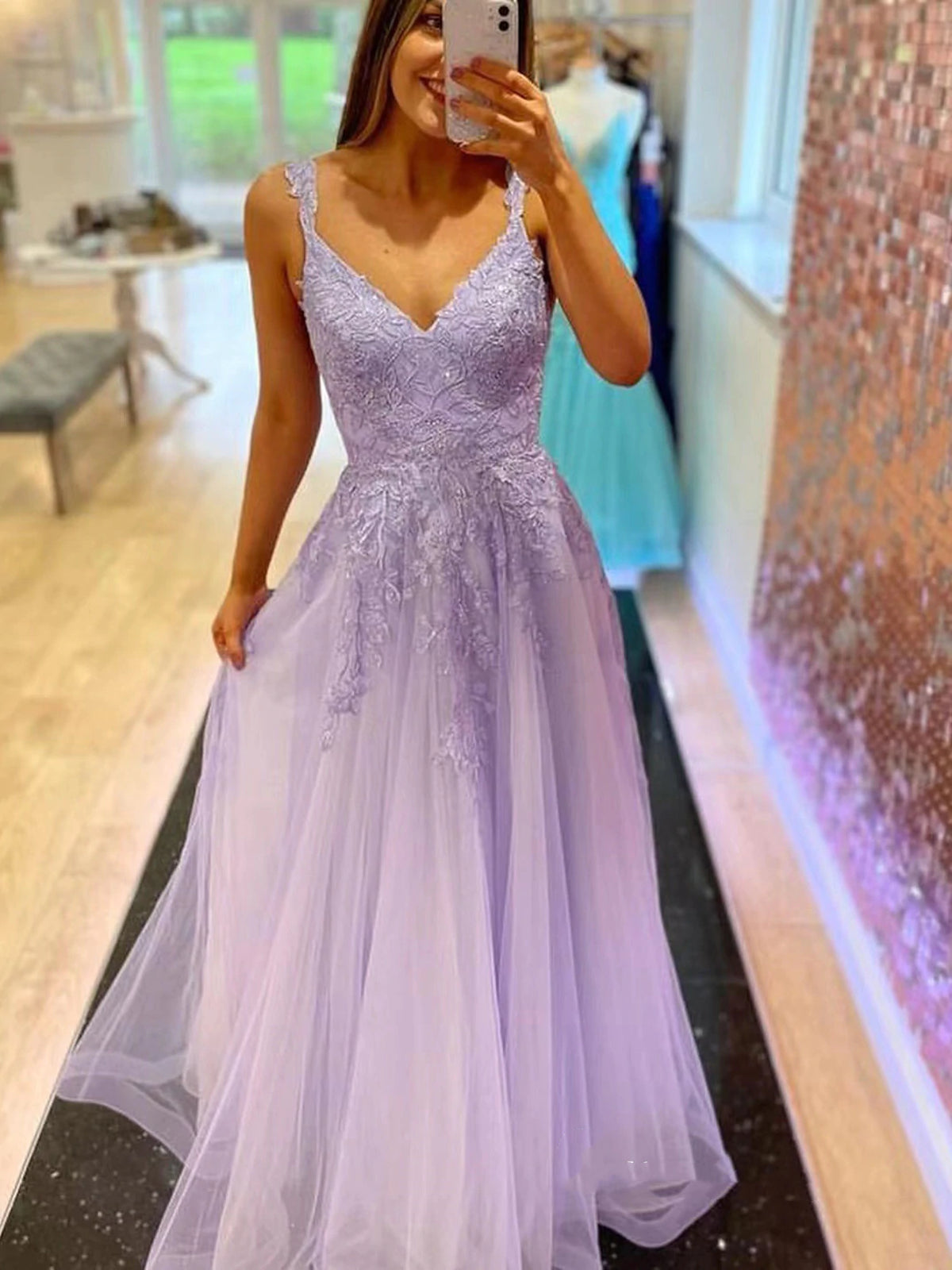Abito da sera lilla lungo a linea ad A con scollo a V, pizzo, tulle e perline