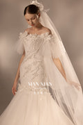 Abito da sposa etereo con scollo a barca, sirena, cristalli, dettagli floreali tridimensionali e strascico a cattedrale