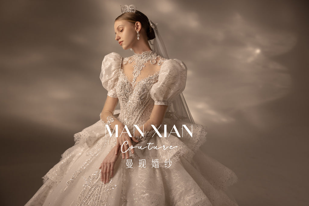 Abito da sposa Regal con maniche a sbuffo, gonna a sfera di cristallo, strascico a cattedrale e collare vistoso