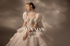 Abito da sposa Regal con maniche a sbuffo, gonna a sfera di cristallo, strascico a cattedrale e collare vistoso
