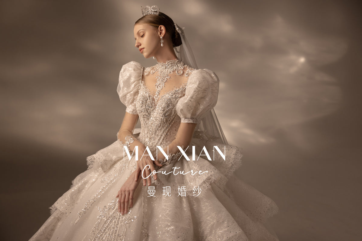 Abito da sposa Regal con maniche a sbuffo, gonna a sfera di cristallo, strascico a cattedrale e collare vistoso