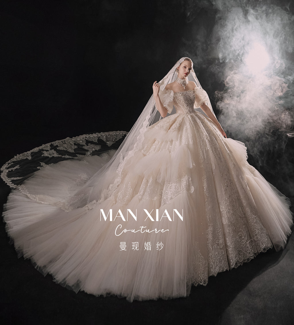 Abito da sposa Regale con scollo a spalle scoperte, gonna a palloncino di cristallo, strascico a cattedrale e collare vistoso