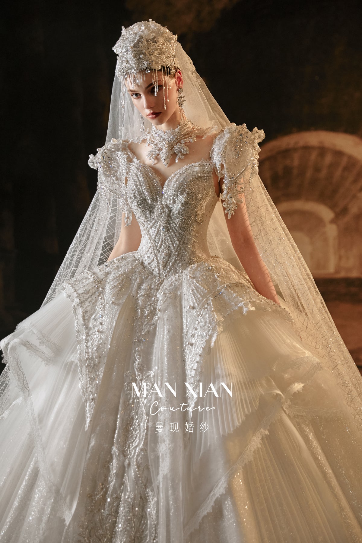 Abito da sposa principesco di lusso con pizzo perline, strascico a cattedrale e scollo a illusione