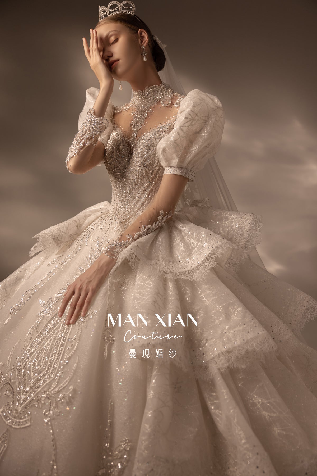 Abito da sposa Regal con maniche a sbuffo, gonna a sfera di cristallo, strascico a cattedrale e collare vistoso