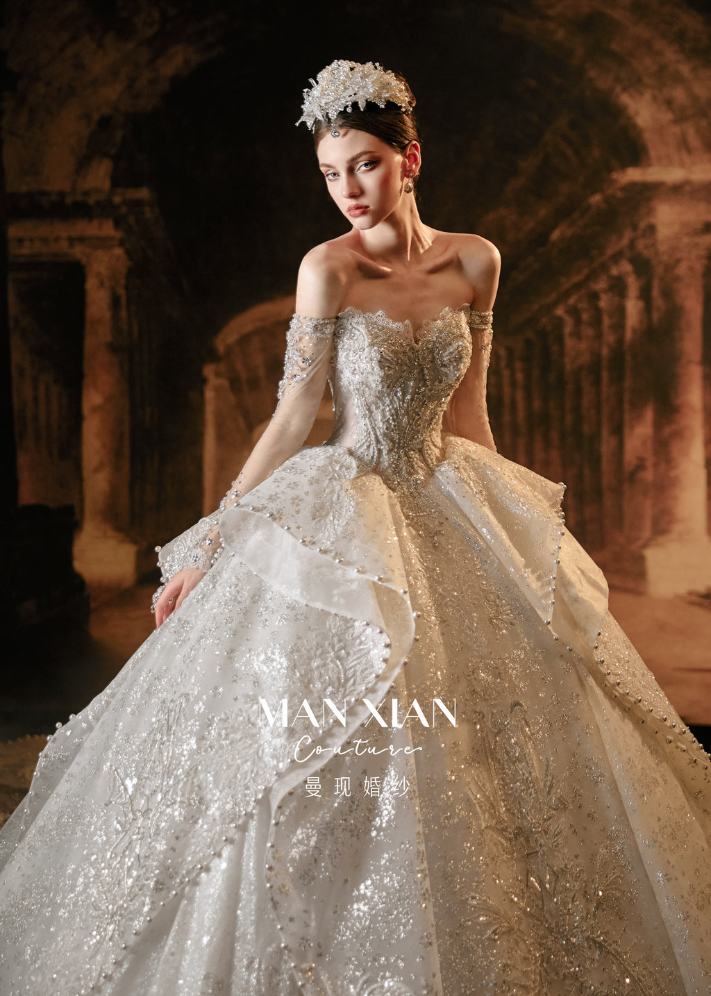 Vestido de Noiva Real Couture com Renda Bordada, Saia Rodada, Cauda de Catedral e Gola Marcante