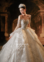 Vestido de Noiva Real Couture com Renda Bordada, Saia Rodada, Cauda de Catedral e Gola Marcante