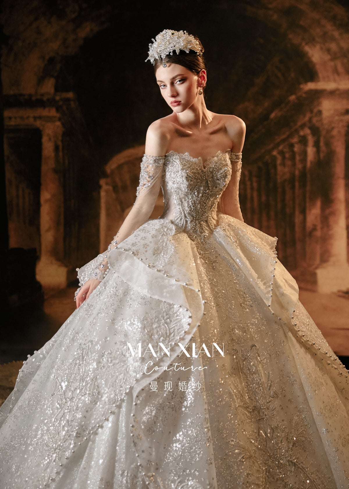 Vestido de Noiva Real Couture com Renda Bordada, Saia Rodada, Cauda de Catedral e Gola Marcante