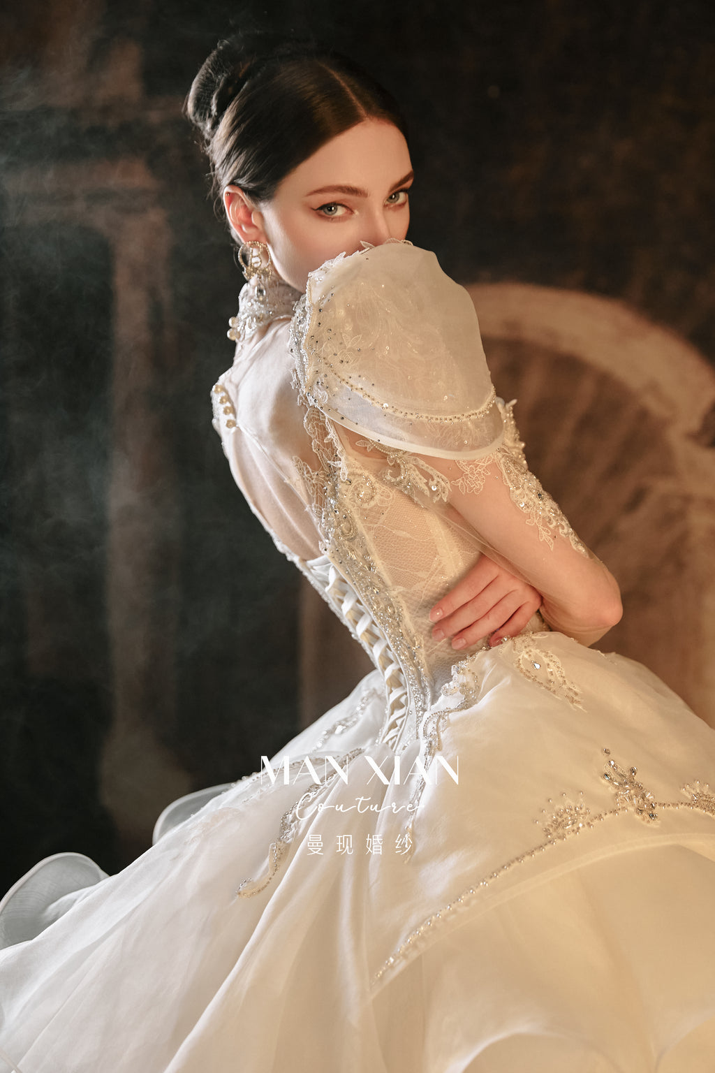 Abito da sposa reale con maniche a sbuffo, perline, gonna a palloncino, strascico a cattedrale e colletto vistoso