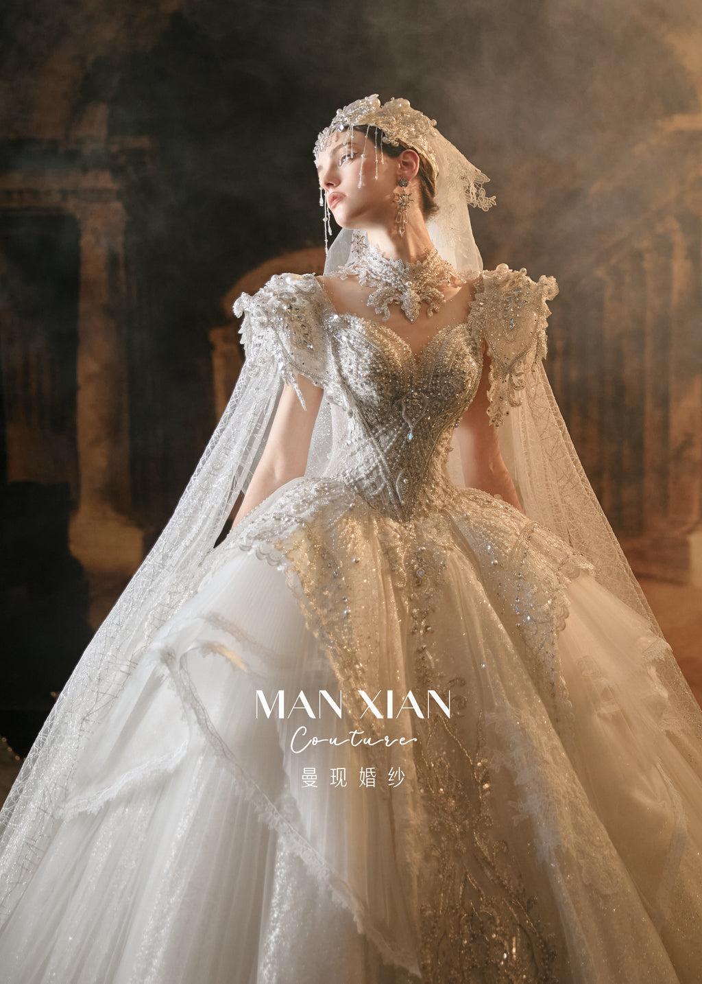 Abito da sposa principesco di lusso con pizzo perline, strascico a cattedrale e scollo a illusione