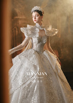 Vestido de Noiva Real Couture com Renda Bordada, Saia Rodada, Cauda de Catedral e Gola Marcante
