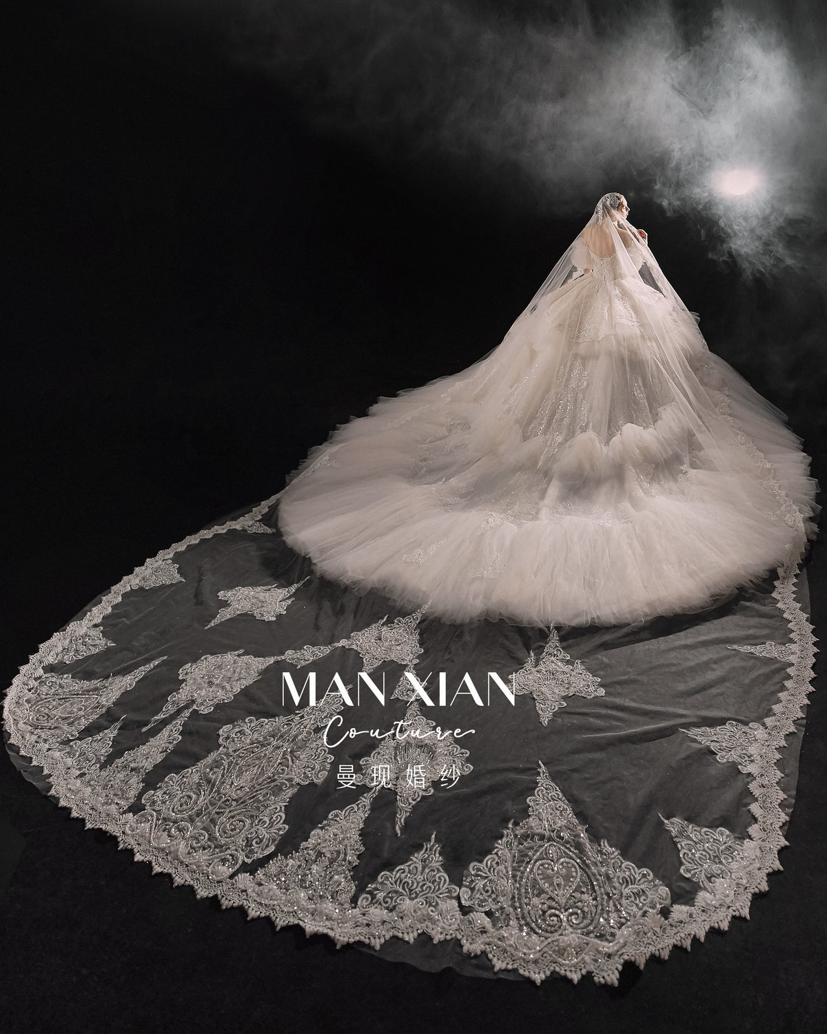 Abito da sposa Regale con scollo a spalle scoperte, gonna a palloncino di cristallo, strascico a cattedrale e collare vistoso