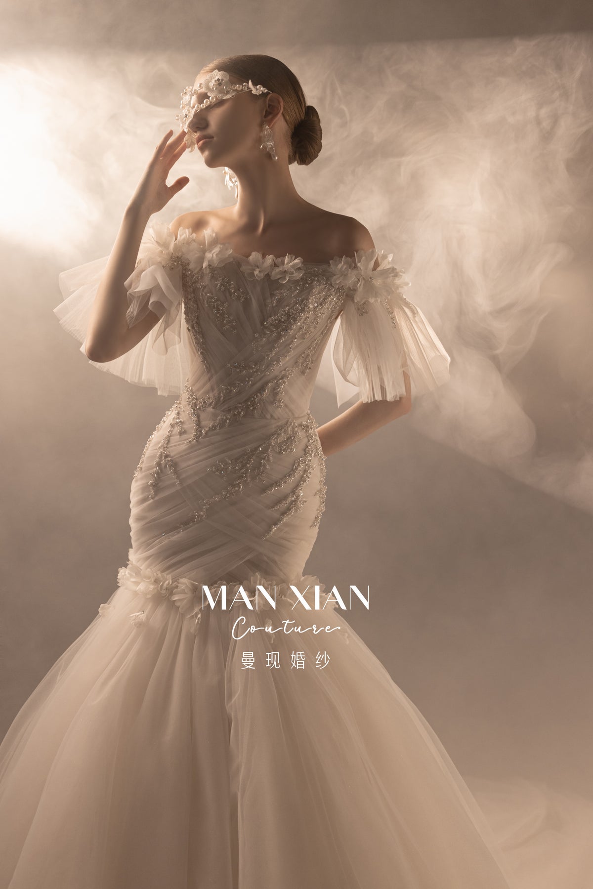 Abito da sposa etereo con scollo a barca, sirena, cristalli, dettagli floreali tridimensionali e strascico a cattedrale