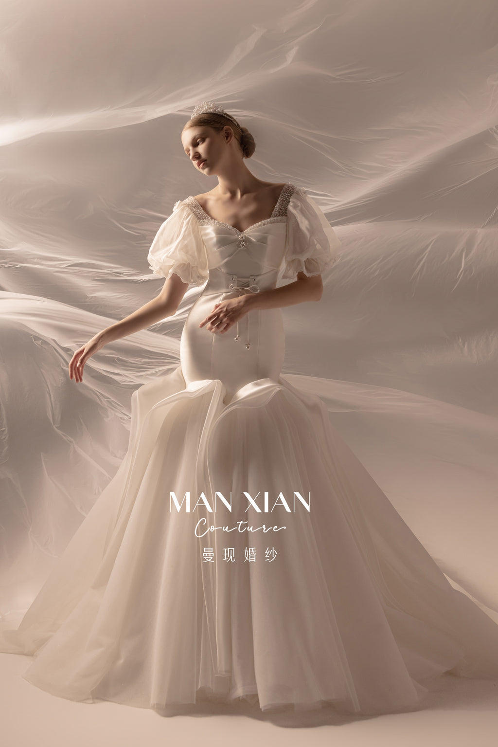 Abito da sposa romantico in raso a sirena con spalle scoperte, maniche a sbuffo e strascico a cattedrale