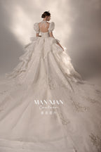 Abito da sposa Regal con maniche a sbuffo, gonna a sfera di cristallo, strascico a cattedrale e collare vistoso