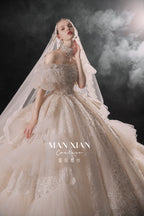 Abito da sposa Regale con scollo a spalle scoperte, gonna a palloncino di cristallo, strascico a cattedrale e collare vistoso