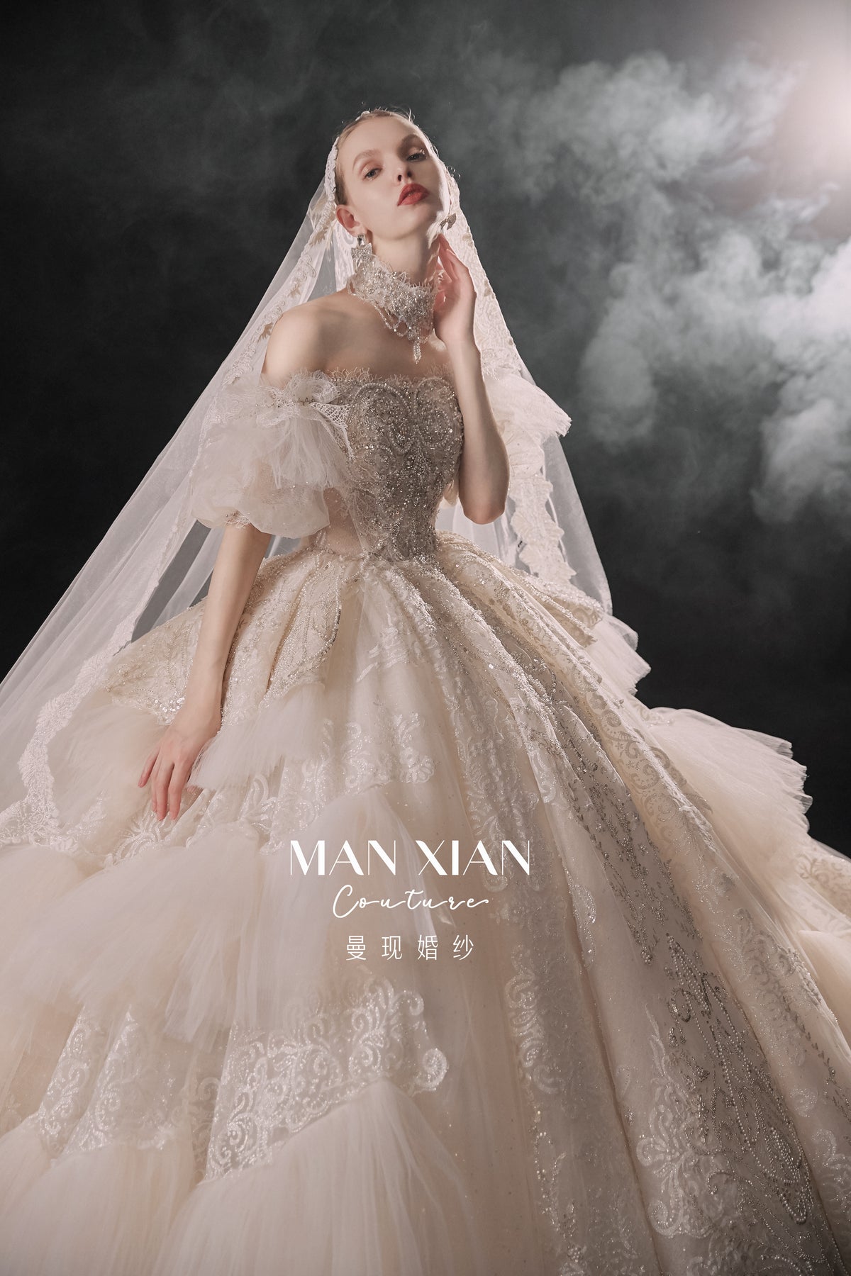 Abito da sposa Regale con scollo a spalle scoperte, gonna a palloncino di cristallo, strascico a cattedrale e collare vistoso