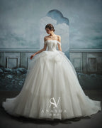 Abito da sposa etereo in tulle con scollo a spalle scoperte, gonna ampia, strascico a cattedrale e corpetto in pizzo