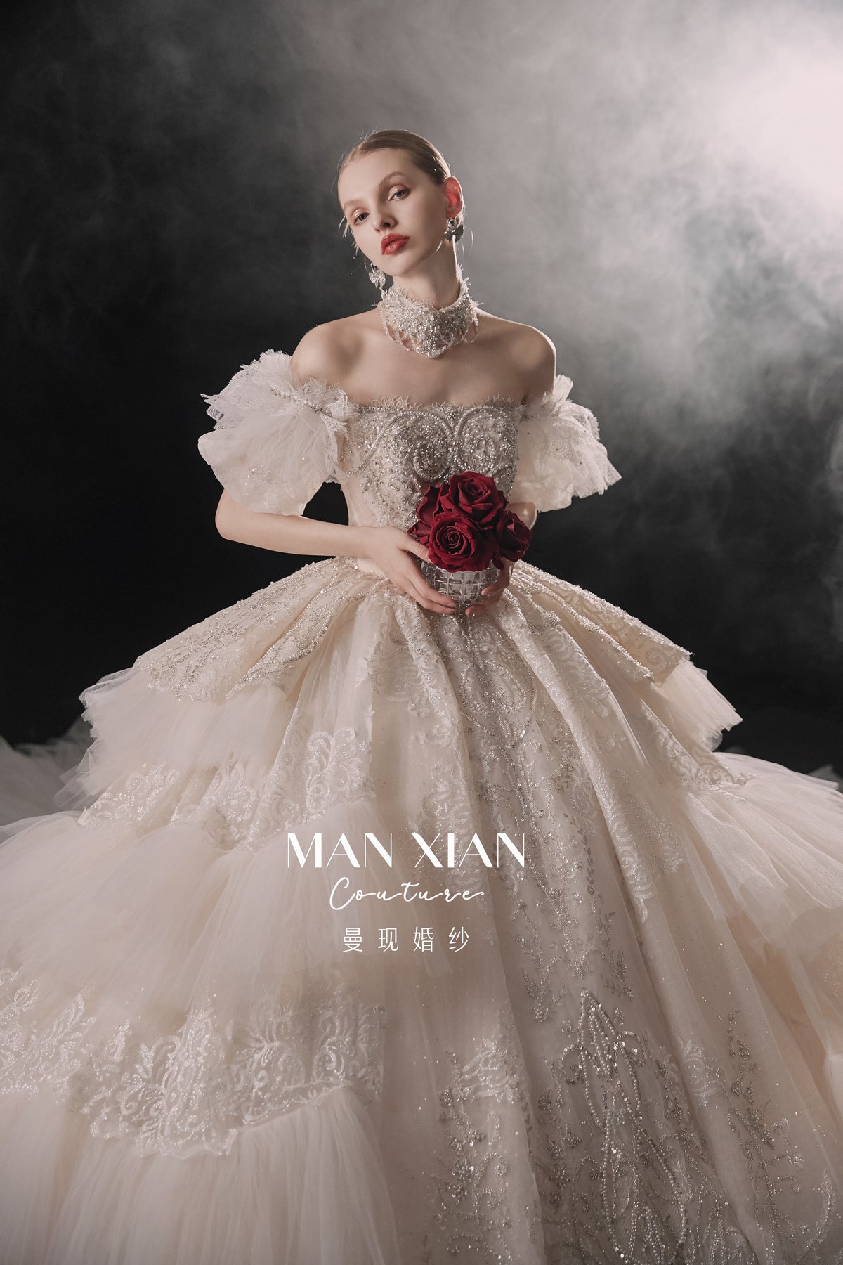 Abito da sposa Regale con scollo a spalle scoperte, gonna a palloncino di cristallo, strascico a cattedrale e collare vistoso