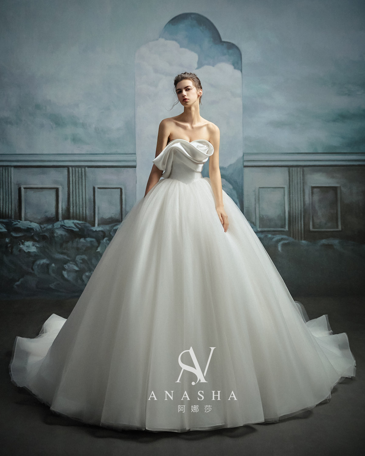 Abito da sposa moderno in raso senza spalline con drappeggio e strascico a cattedrale