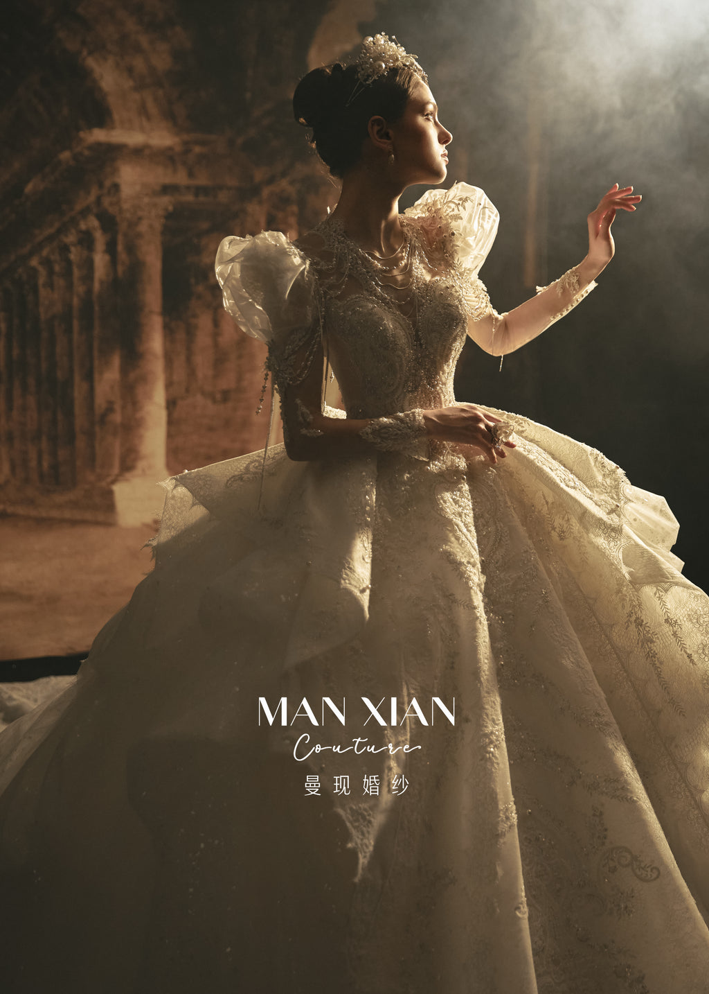 Abito da sposa regale con maniche a sbuffo, perline, gonna a palloncino, strascico a cattedrale e schiena a effetto vedo