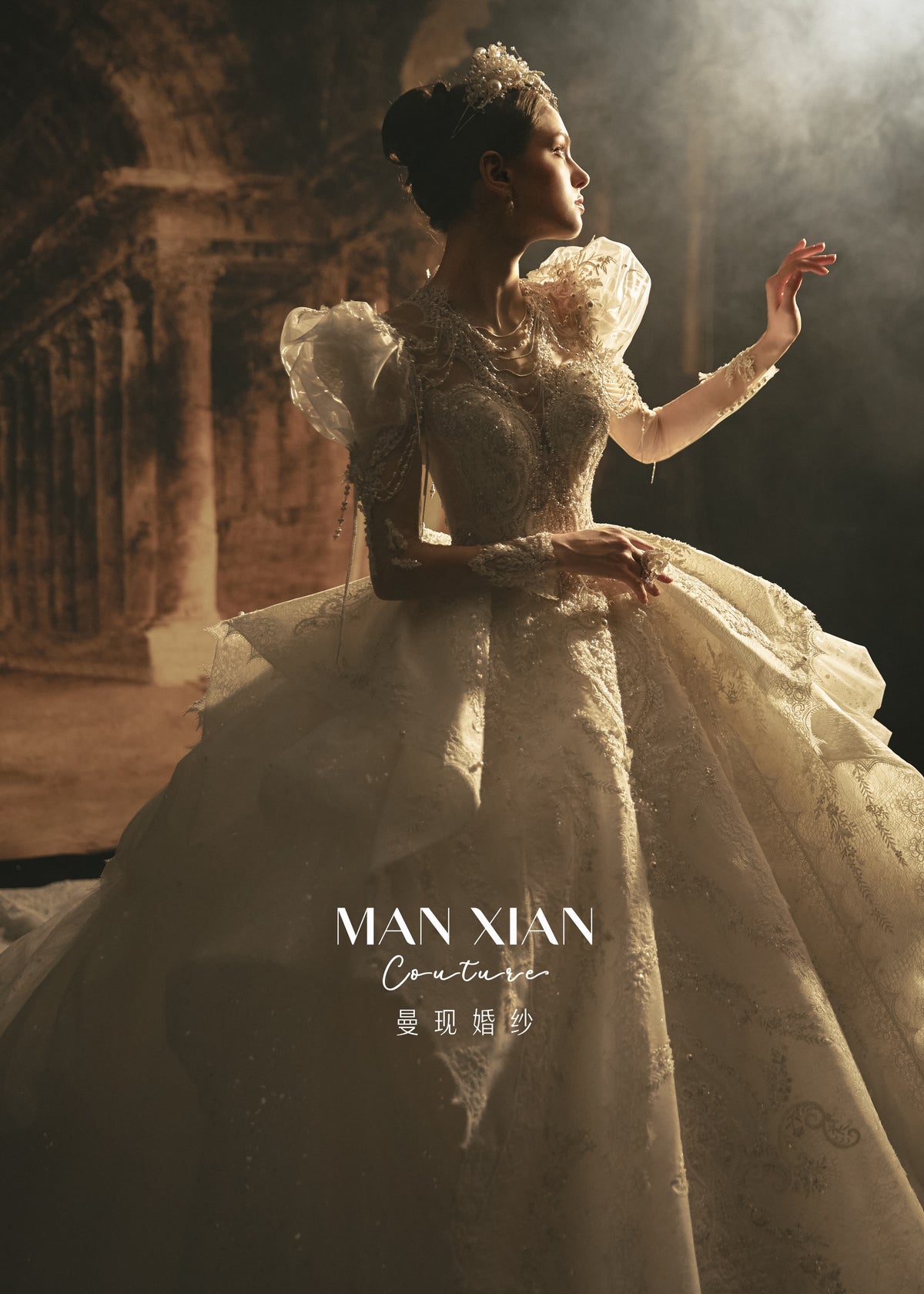 Abito da sposa regale con maniche a sbuffo, perline, gonna a palloncino, strascico a cattedrale e schiena a effetto vedo