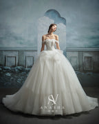 Abito da sposa etereo in tulle con scollo a spalle scoperte, gonna ampia, strascico a cattedrale e corpetto in pizzo