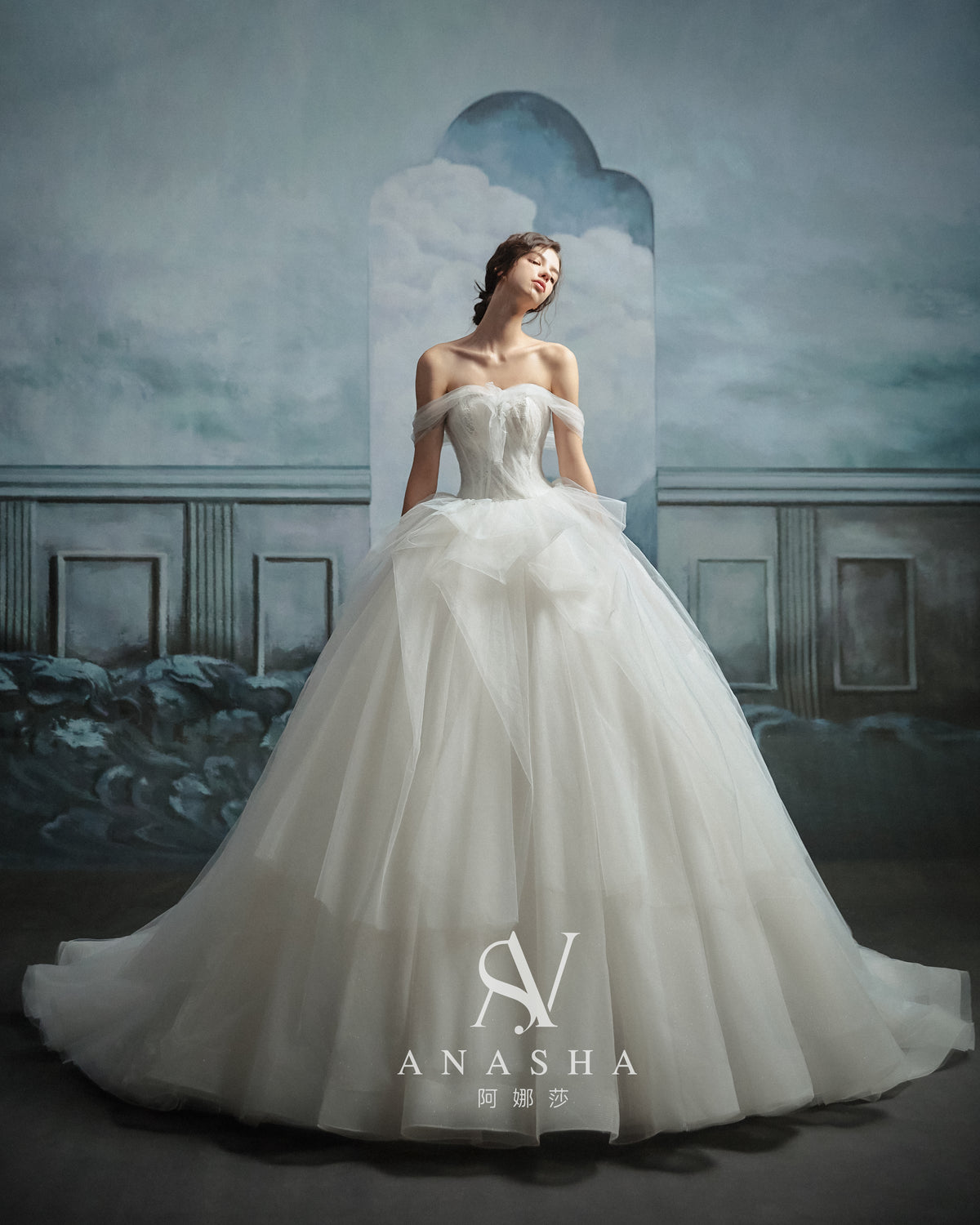Abito da sposa etereo in tulle con scollo a spalle scoperte, gonna ampia, strascico a cattedrale e corpetto in pizzo