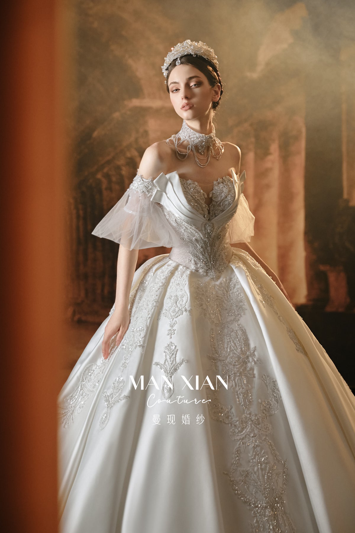 Abito da sposa principesco con scollo a barca, pizzo ricamato a mano e strascico a cattedrale