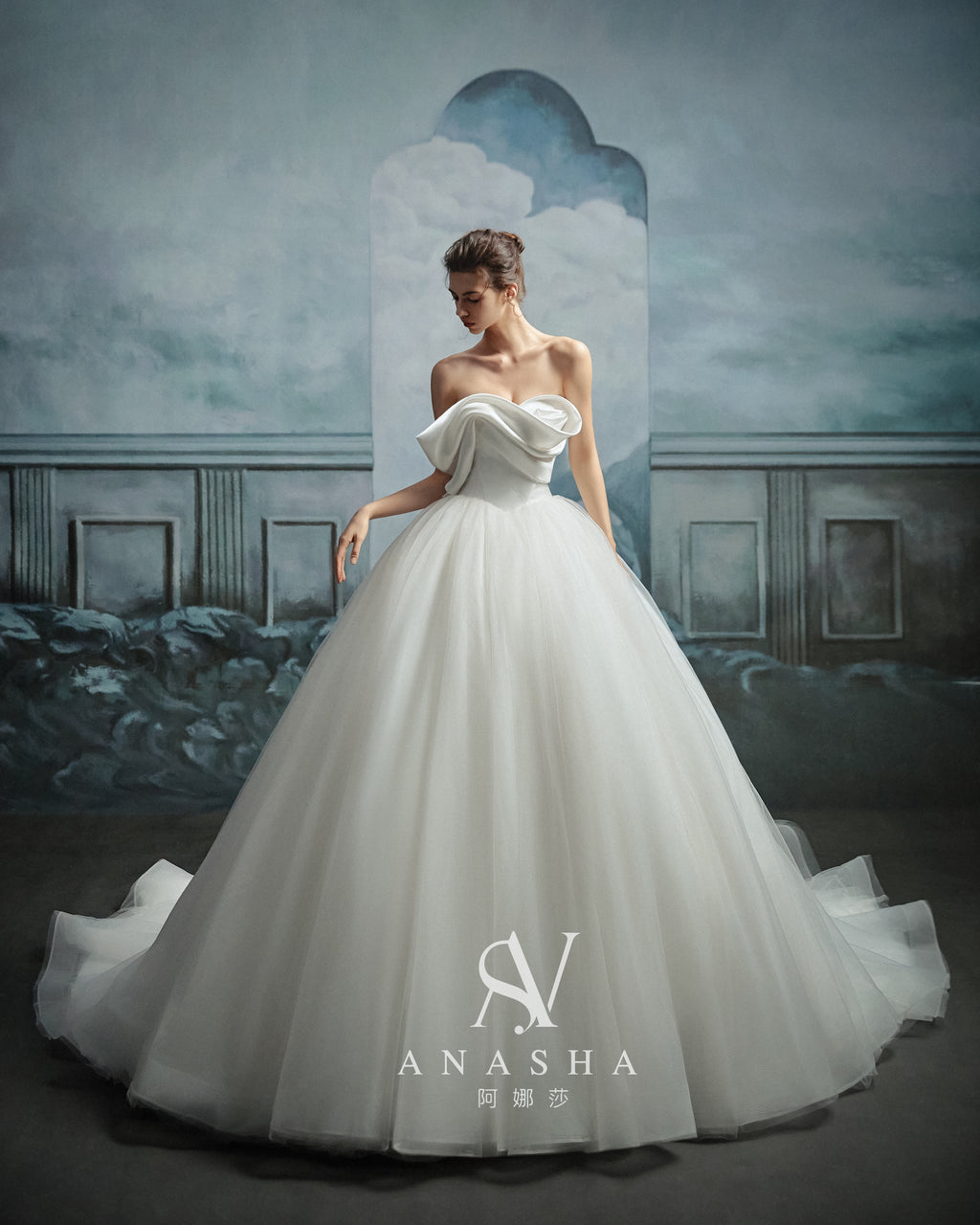 Abito da sposa moderno in raso senza spalline con drappeggio e strascico a cattedrale