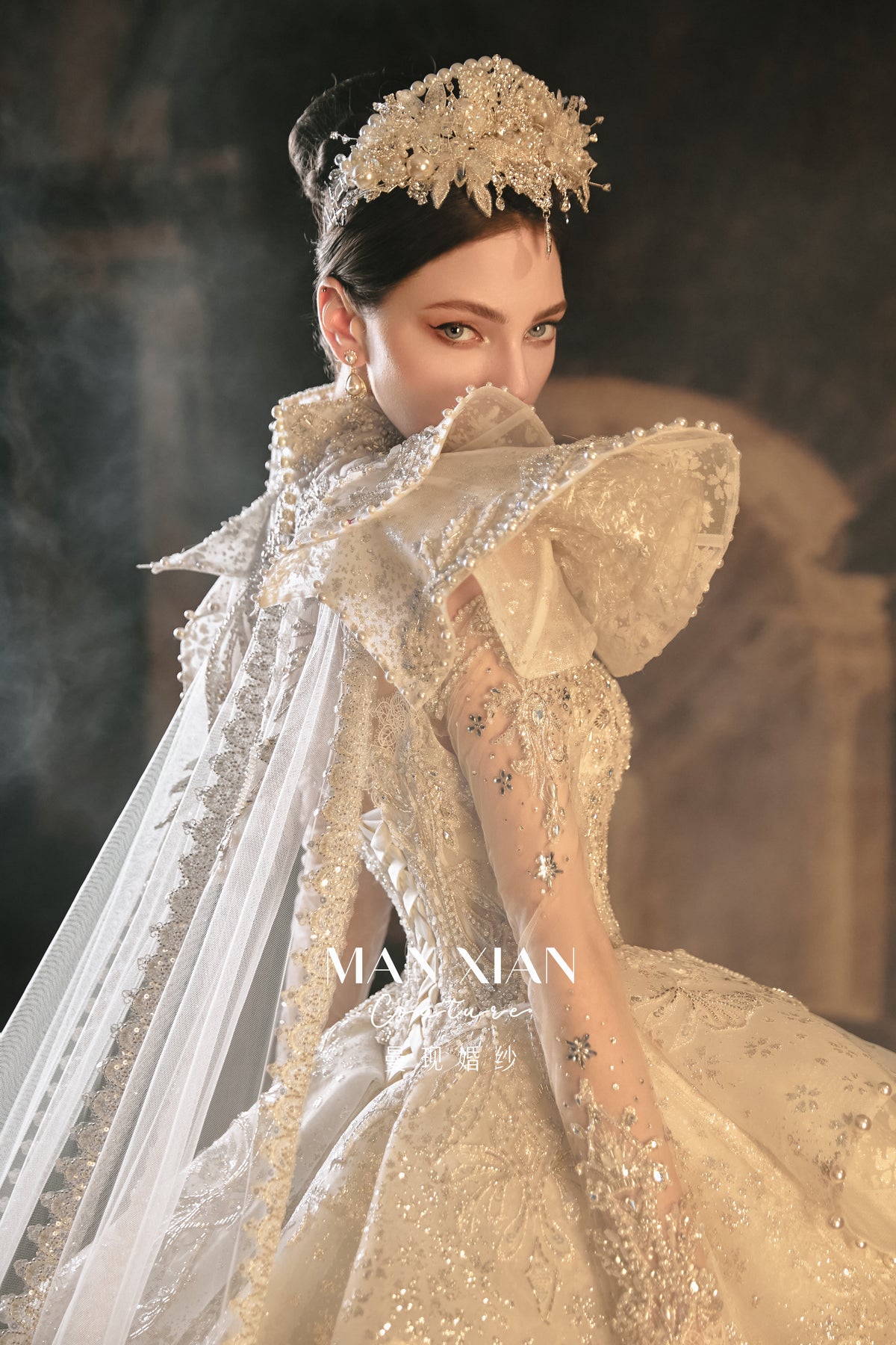 Vestido de Noiva Real Couture com Renda Bordada, Saia Rodada, Cauda de Catedral e Gola Marcante