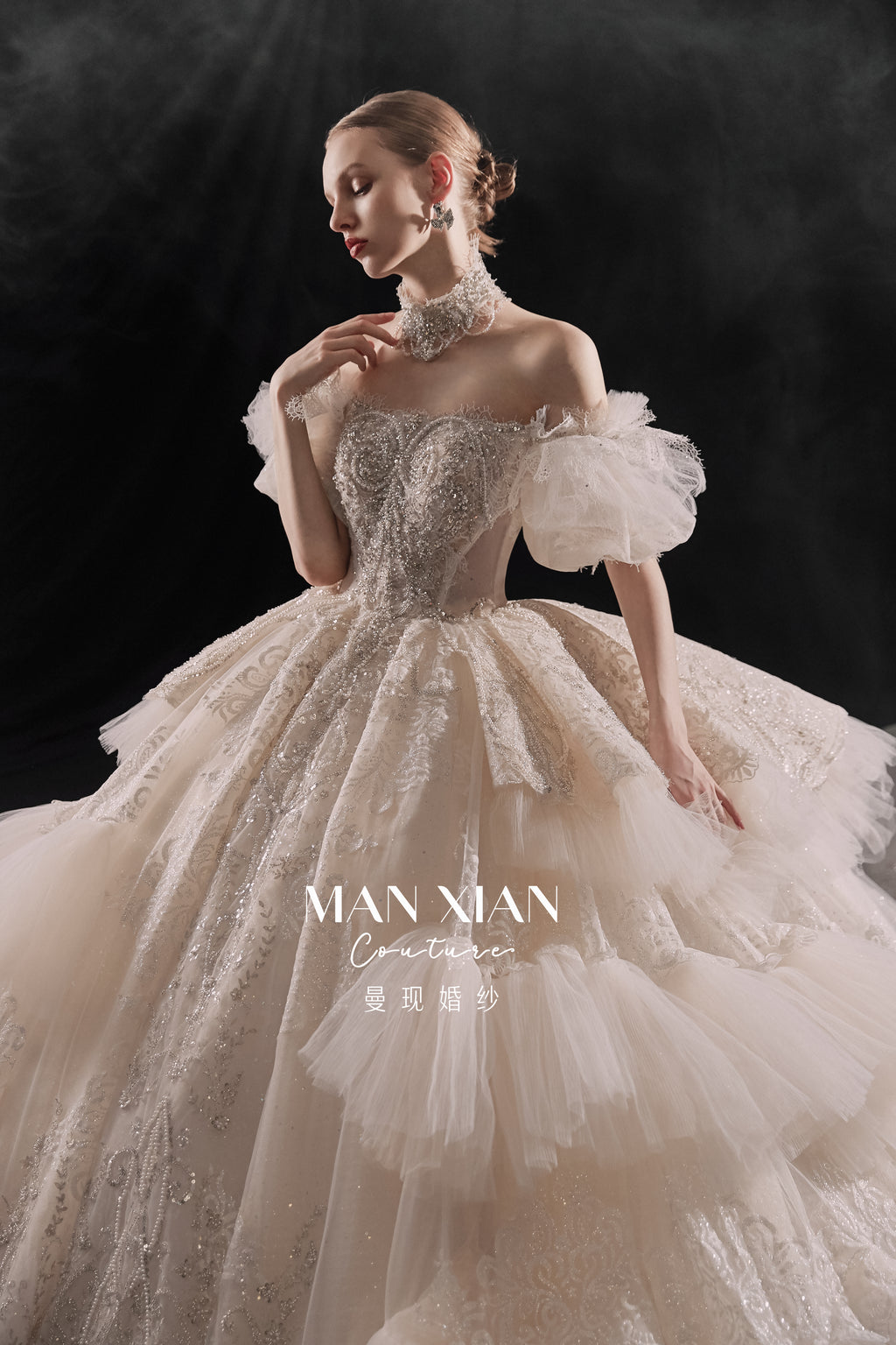 Abito da sposa Regale con scollo a spalle scoperte, gonna a palloncino di cristallo, strascico a cattedrale e collare vistoso