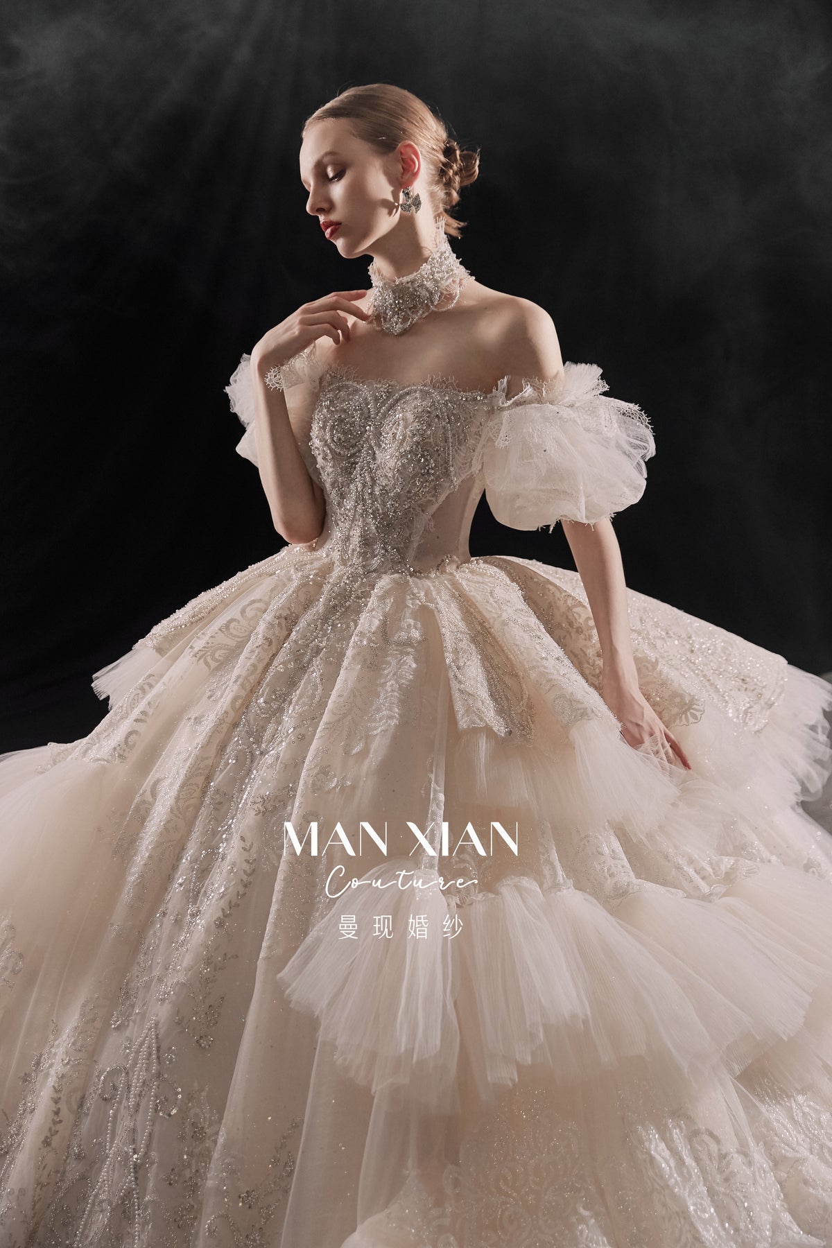 Abito da sposa Regale con scollo a spalle scoperte, gonna a palloncino di cristallo, strascico a cattedrale e collare vistoso