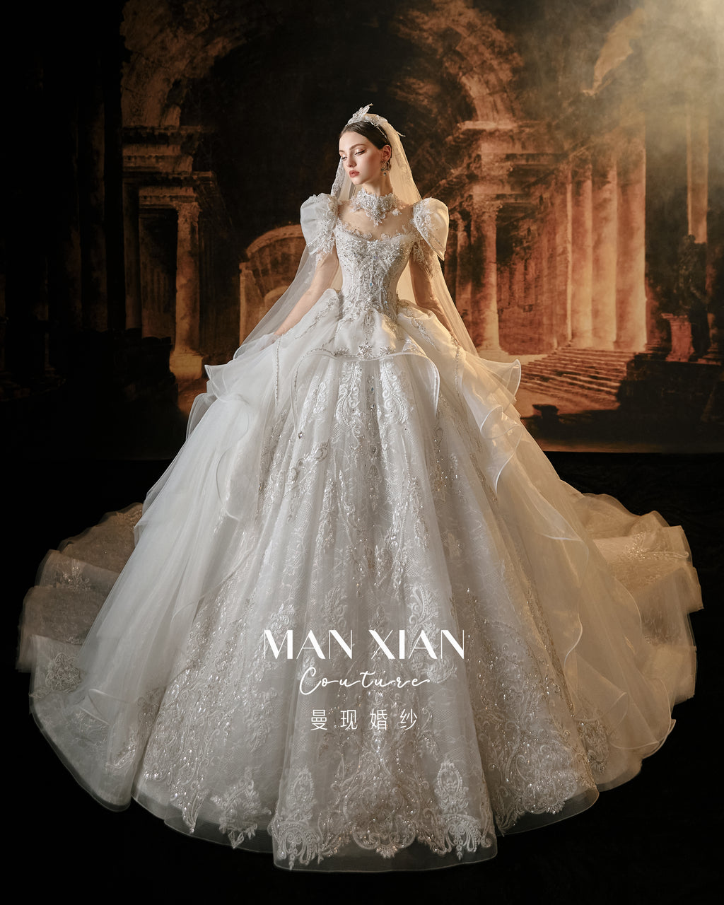 Abito da sposa reale con maniche a sbuffo, perline, gonna a palloncino, strascico a cattedrale e colletto vistoso
