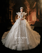 Vestido de Noiva Real Couture com Renda Bordada, Saia Rodada, Cauda de Catedral e Gola Marcante