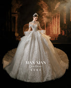 Abito da sposa Regale con scollo a barca, perline, gonna a palloncino, strascico a cattedrale e colletto vistoso