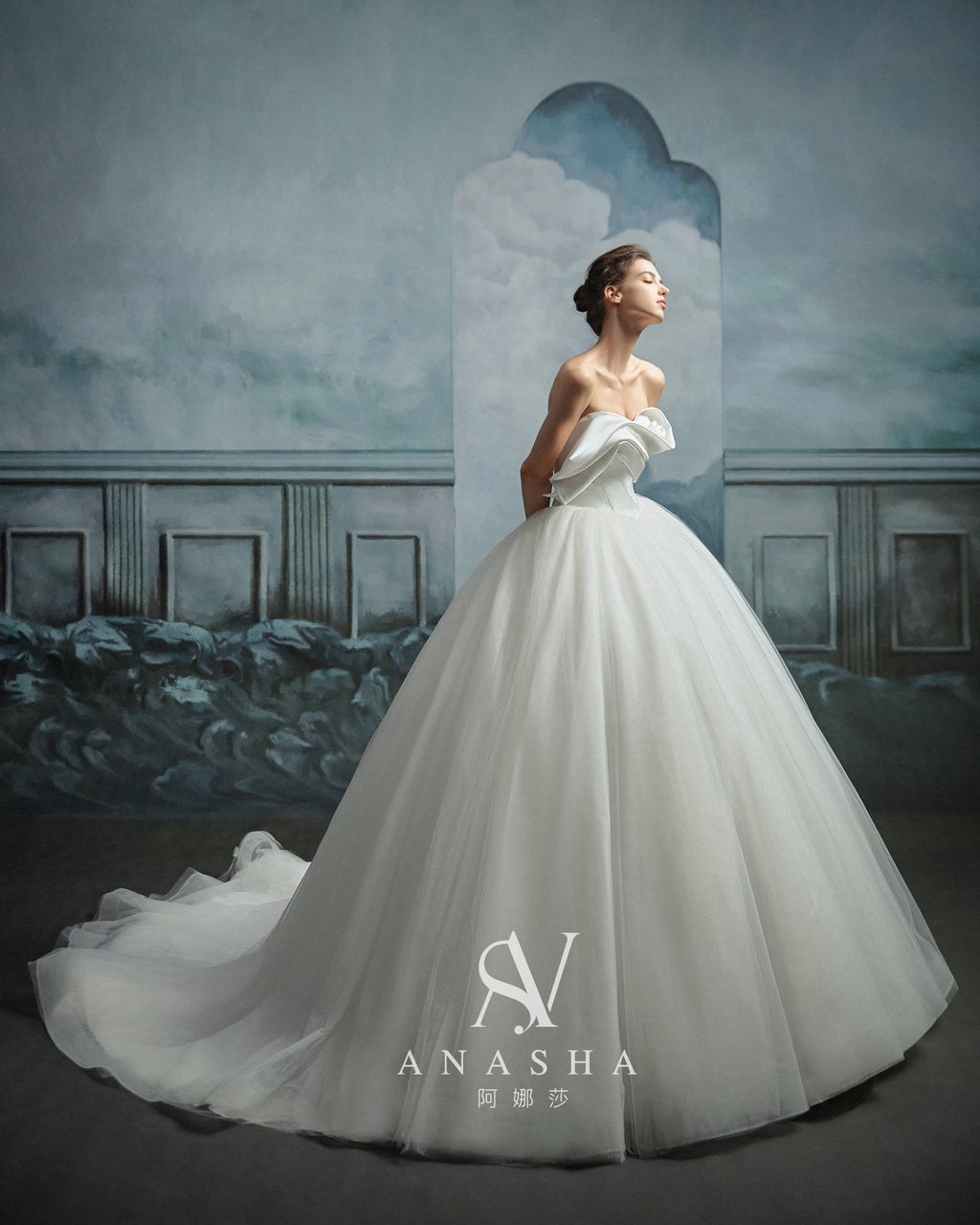 Abito da sposa moderno in raso senza spalline con drappeggio e strascico a cattedrale